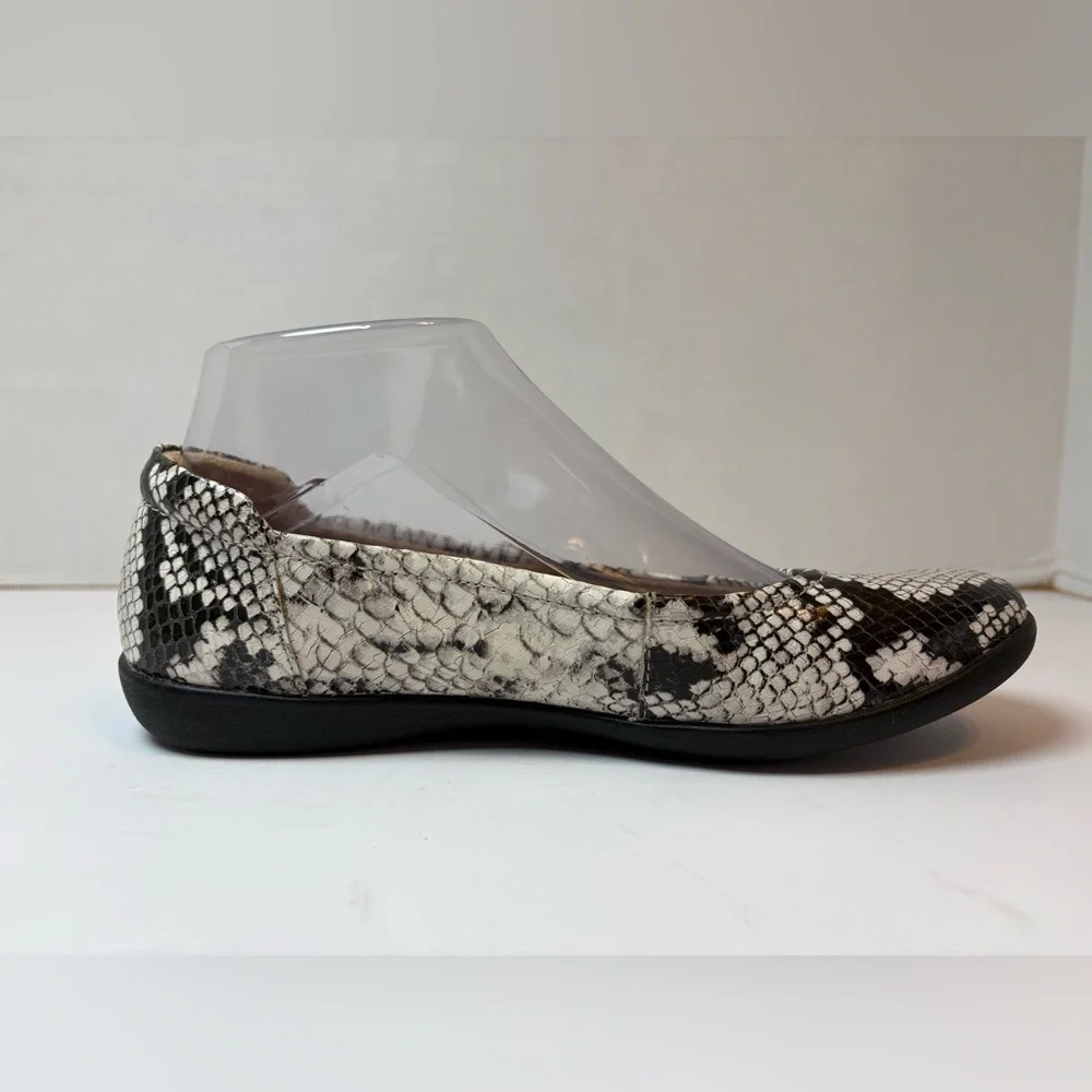 Naturalizer beige & black snakeskin embossed leather slip-on loafers size 6.5M